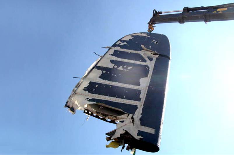 A close-up of a crane lifting a piece of metal

Description automatically generated