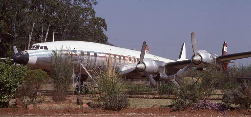 An airplane parked on the ground

Description automatically generated