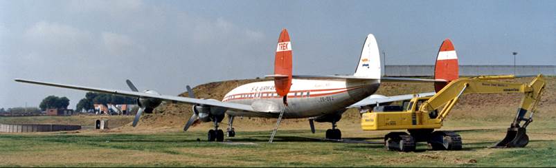 A plane sitting on top of a grass covered field

Description automatically generated