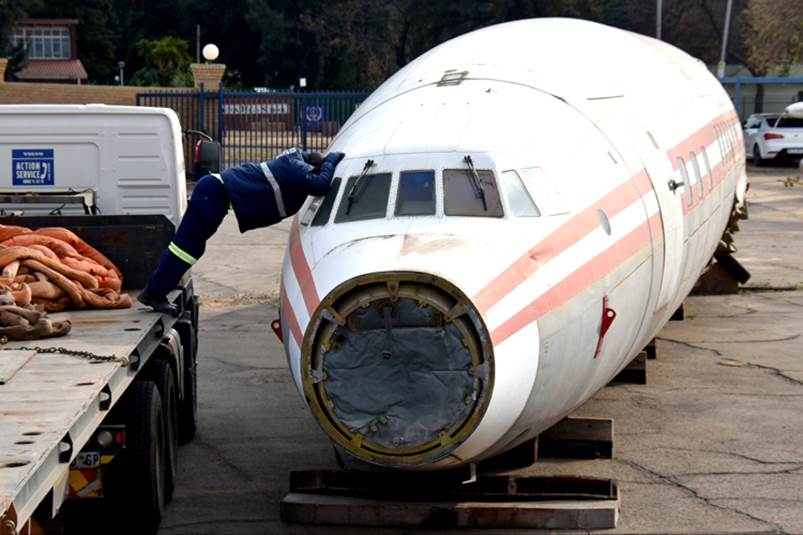 ZS-DVJ relocation 20180808 fuselage to wings 09 DSC 1503