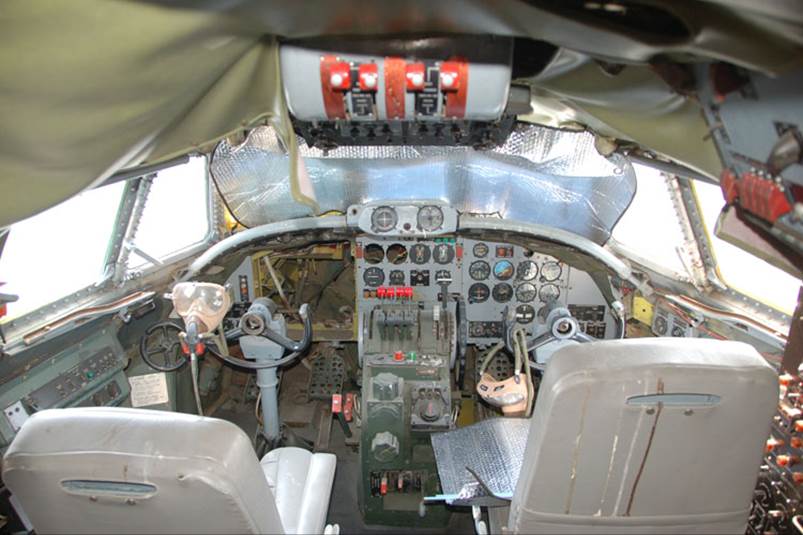 ZS-DVJ restoration SAA Museum starliner 20180922 DSC 6411 ZS-DVJ cockpit tatty