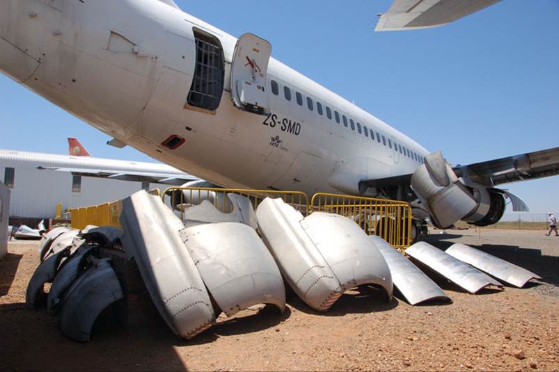 ZS-DVJ restoration SAA Museum starliner 20181027 DSC 6675 ZS-DVJ panels cowlings parts