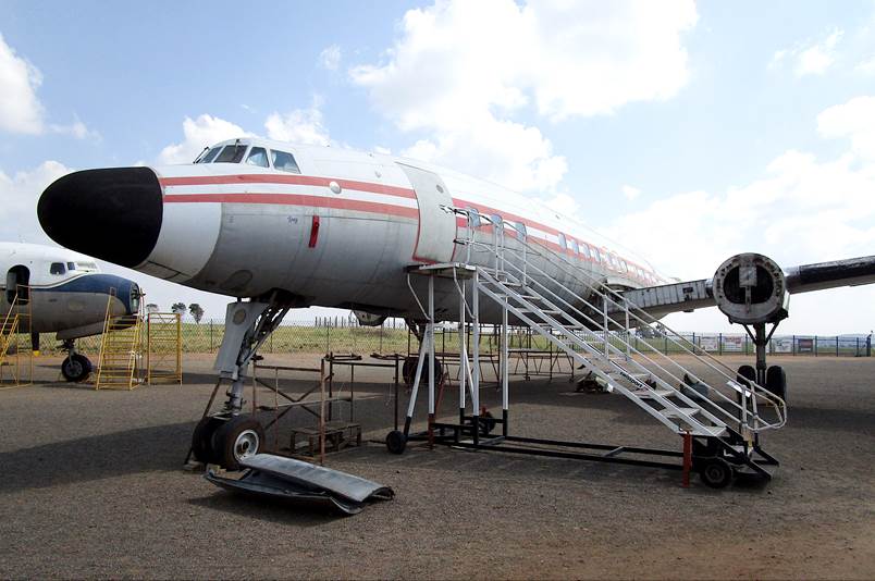 A plane with stairs on the ground

Description automatically generated with medium confidence