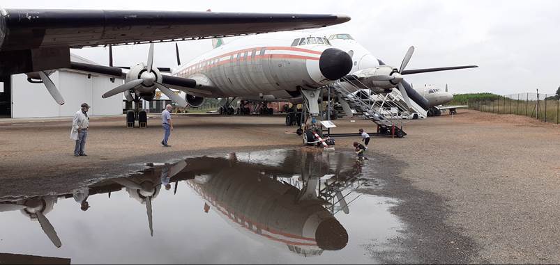 A plane parked on the ground

Description automatically generated