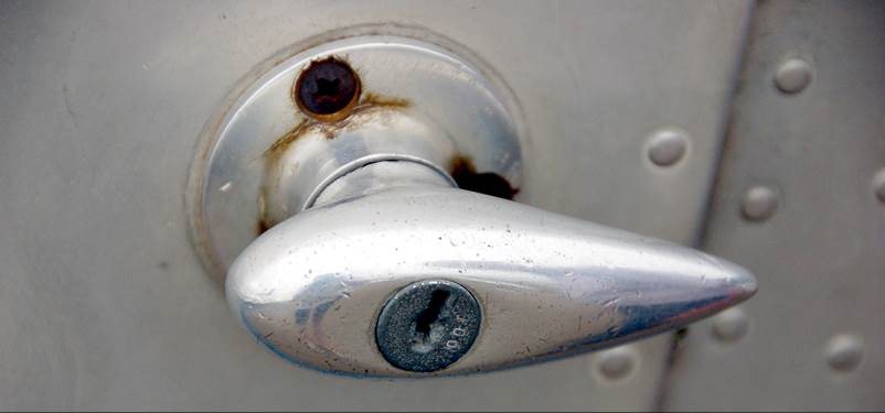 A close-up of a door handle

Description automatically generated