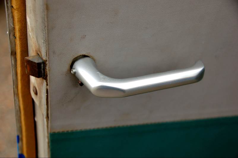 A close-up of a handle on a door

Description automatically generated