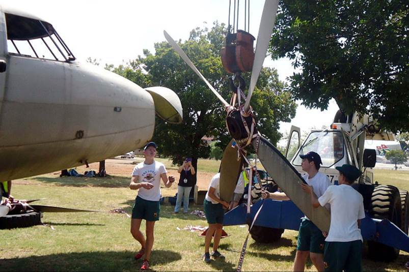 ZS-DKH Viking 2015 prep 06 Propeller removal John Illsley