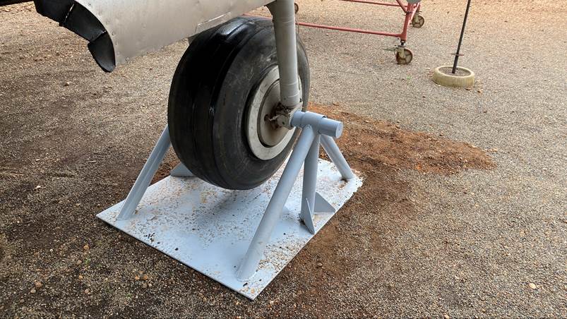 A wheel on a metal stand

Description automatically generated