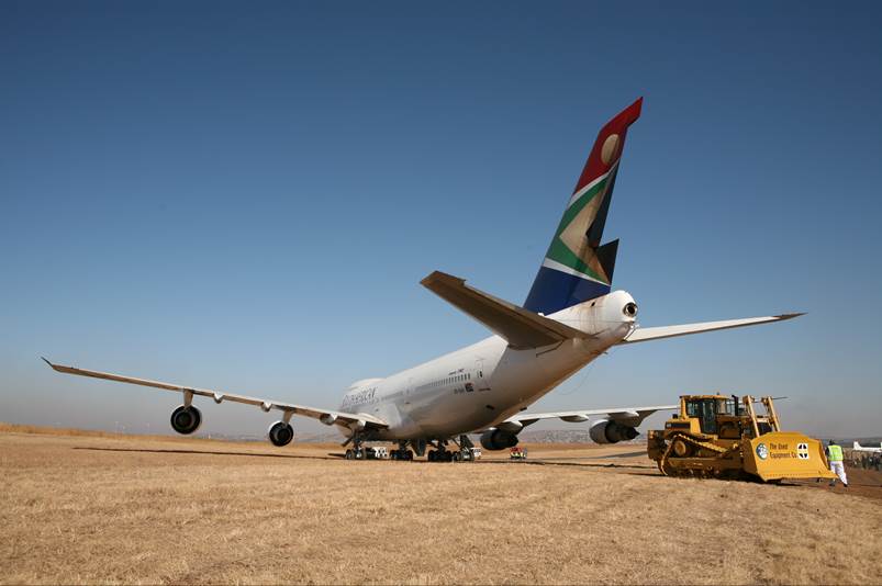 A large airplane on a runway

Description automatically generated