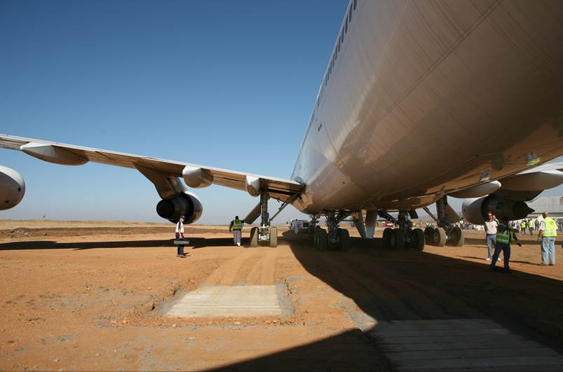 A large airplane on the ground

Description automatically generated