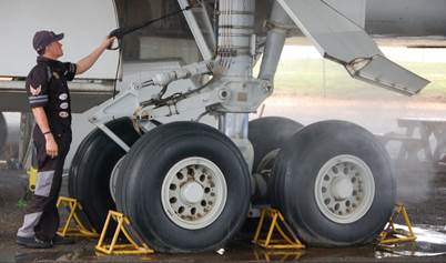 A person standing next to a plane

Description automatically generated