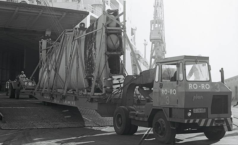 A black and white photo of a truck

Description automatically generated