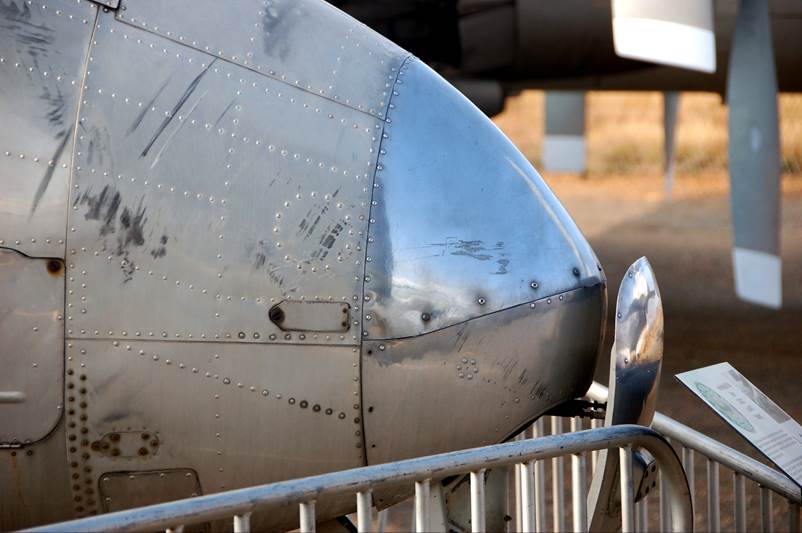 Close-up of a propeller on an airplane

Description automatically generated