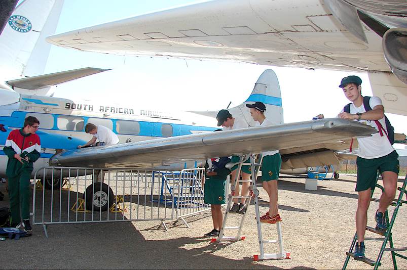 People standing on ladders next to an airplane

Description automatically generated